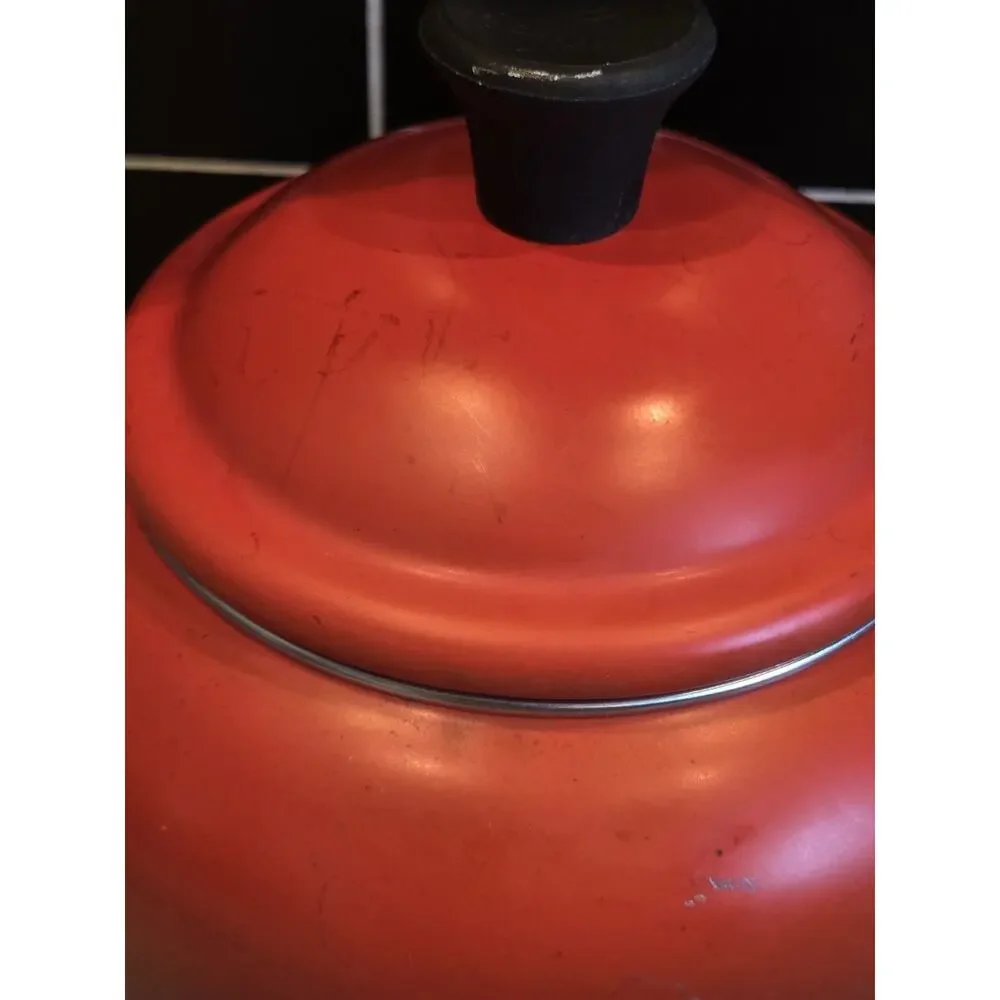 Le Creuset Traditional Stove Top Tea Kettle Pot 1.25 Qtz. Ombre Crimson Red GUC